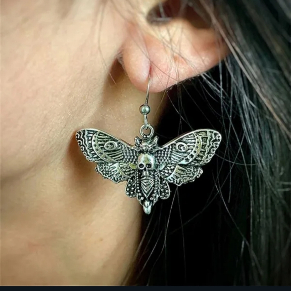 NWT Adorable Boho Goth Silver Death's Head Moth Earrings! - Picture 8 of 10